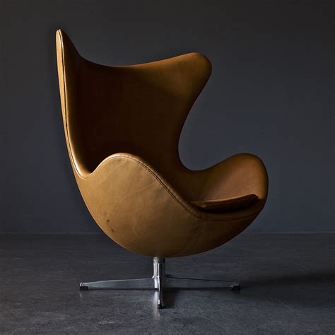 model  egg lounge chair  arne jacobsen  fritz hansen