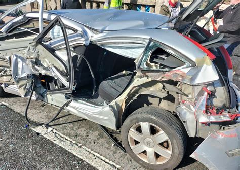 Dos personas resultan heridas en un accidente entre una grúa y un coche