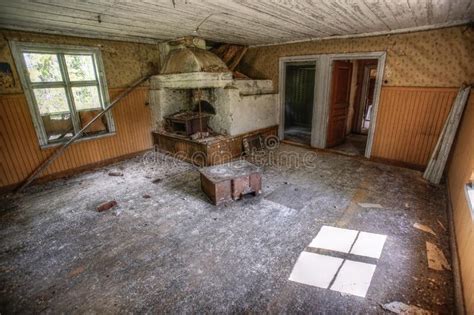 Interior Arruinado De Una Antigua Casa De Madera Con Estufas Oxidadas