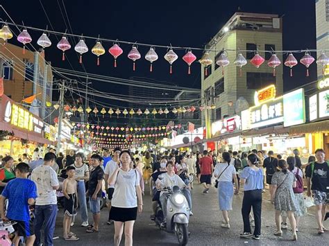 夏天夜晚的侨港风情街，家家店铺都是来吃宵夜的人