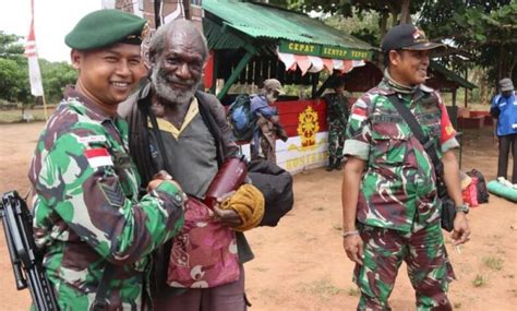 Senyum Humanis Personel Tni Sambut Kedatangan Pelintas Batas Warga Png