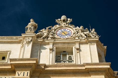 Reloj en la parte superior de la basílica de san pedro en el vaticano