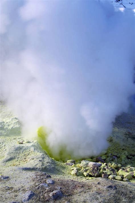 无人竖图室外白天正面旅游度假火山石头美景北海道日本亚洲阴影光线石子影子景观烟雾娱乐阳光自然享受