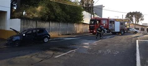 Veículo pega fogo na manhã desta sexta feira em Caçador