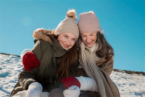 Familie hat spaß im winter Kostenlose Foto