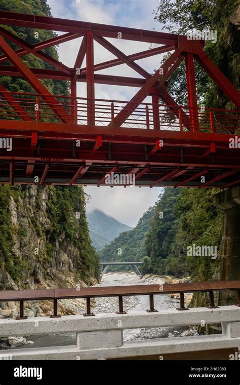 Red bridge in the taroko gorge national park hi-res stock photography and images - Alamy