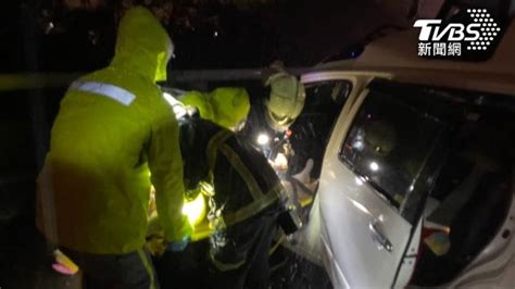 豪雨炸新竹！國1轎車打滑失控 遭大車追撞2人夾車內慘死