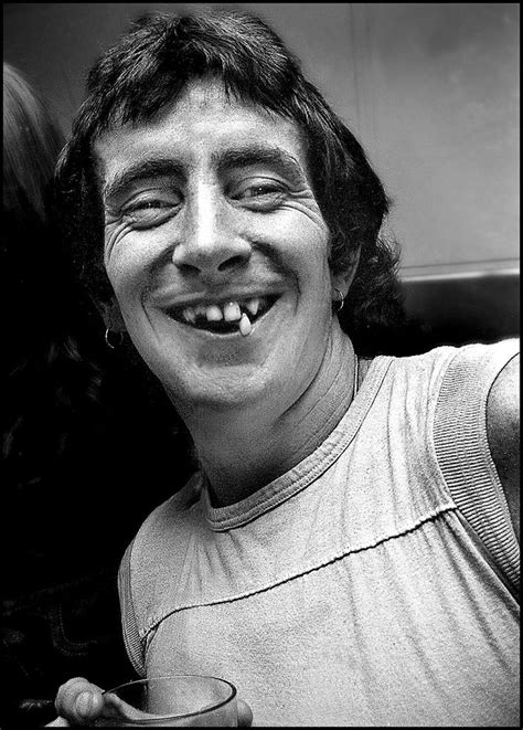 Bon Scott Guarda Le Foto Più Belle Della Leggenda Degli Acdc Foto 1