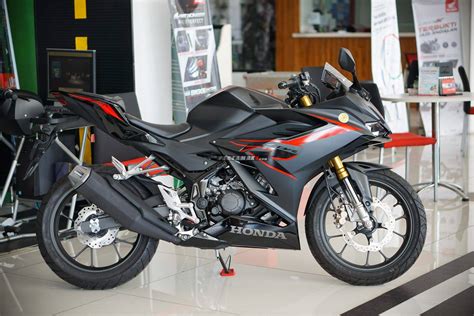 Honda Cbr R Abs Facelift Dominator Matte Black Lebih Besar Dan