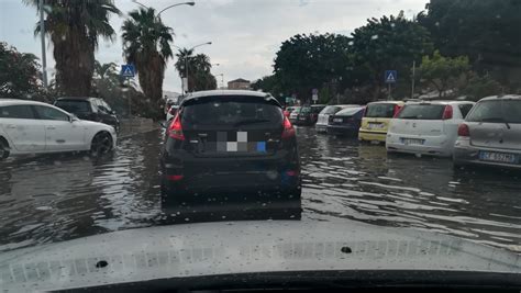 Temporale Di Minuti Palermo Nel Caos Strade Allagate Auto