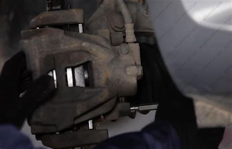 Замена переднего тормозного диска и тормозных колодок Fiat Doblo 2