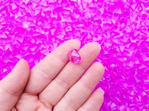 25 pequeños trozos de piedras preciosas acrílicas de color rosa intenso