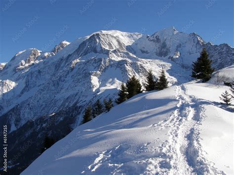 Sentier piétons et raquettes face au massif du Mont Blanc Stock Photo