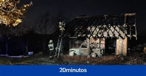 Un incendio calcina una vivienda y dos vehículos en Argomilla de Cayón