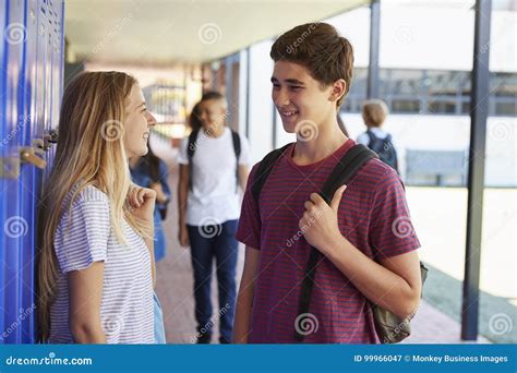 Dos Amigos Que Hablan En Pasillo De La Escuela En El Tiempo De La