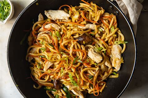 Yaki Udon Makaronai Su Vi Tiena Morkomis Ir Pievagrybiais