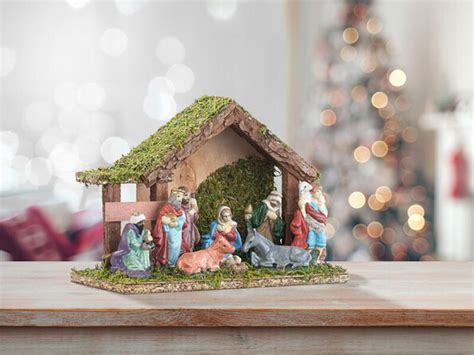 Mini Crèche de Noël aspect Bois et Mousse avec 9 Santons Crèches et