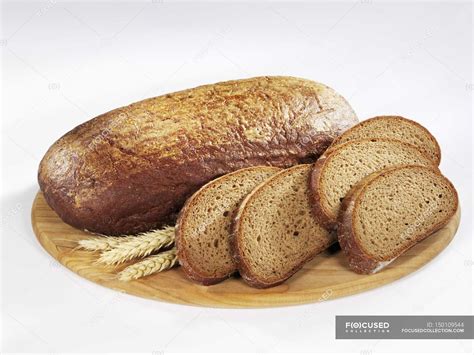 Целая буханка коричневого хлеба — Нокаут, Не в фокусе - Stock Photo ...