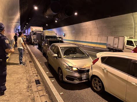 國3中和隧道6車追撞 聯結車未保安全車距釀禍 社會 中時新聞網