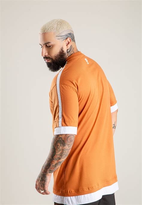 Compre Camisa Streetwear Prison Recorte Global Marrom Aqui Design