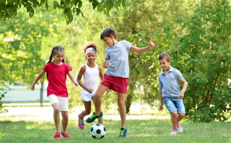 Buiten spelen met kinderen Mama lifestyle mét een strikje