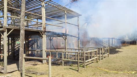 A Gazeta Incêndio atinge a casa de shows Café De La Musique em Guarapari