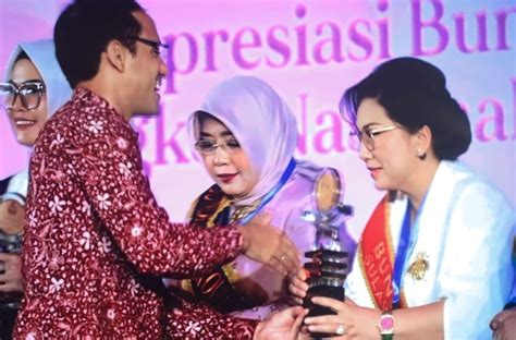 Dukung Gerakan Transisi PAUD Ketua Rita Raih Penghargaan Apresiasi