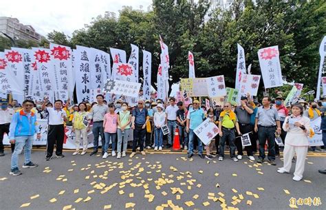 反對國小旁蓋殯儀館！員林市民撒冥紙抗議 請孝女白琴「哭訴」 生活 自由時報電子報