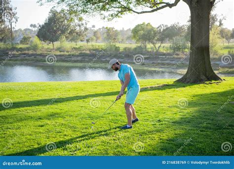 Golfe Jogando Golfe No Campo De Golfe Da Noite Golfista Clube De