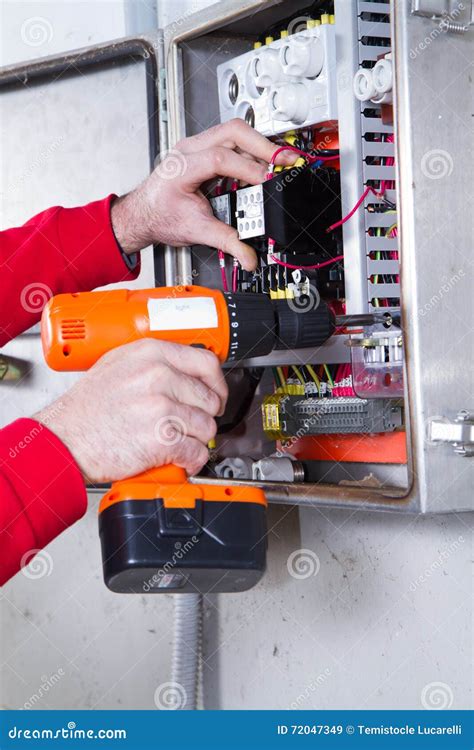 Elektriker Bei Der Arbeit Stockbild Bild Von Elektrisch 72047349