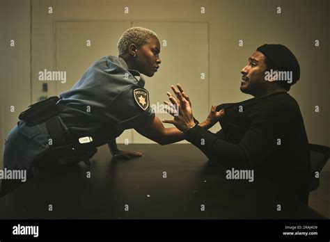 Interrogatoire, criminel et police avec un homme en prison pour menaces ...