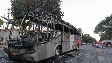 Moradores Queimam Nibus Ap S Pm Balear Suspeito De Assalto Em Sp