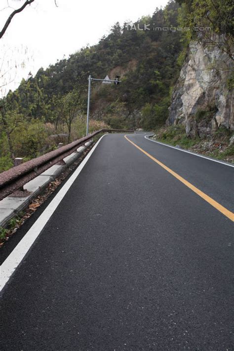 无人竖图室外白天正面消失点旅游度假美景山山脉树林植物壁纸道路路公路景观山峰云云朵分界线停车线交通