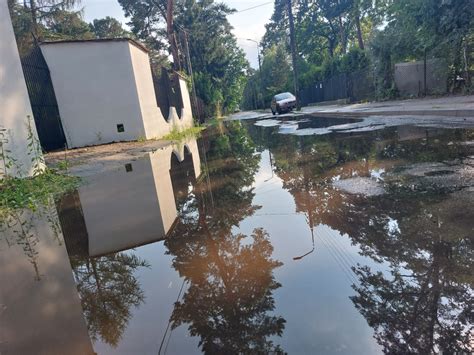 Powalone drzewa i zalane ulice Są pierwsze skutki burzy na Mazowszu