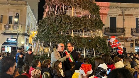 Video Festa Di Luci In Piazza Duomo Per L Accensione Dell Albero Di Natale