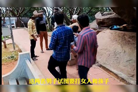 老人艰难摆摊，两个坏男子还对此下手，路过孩子说出实情 男子 实情 孩子