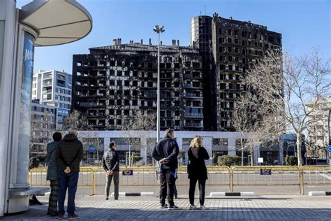 Los Vecinos Del Edificio Quemado En Valencia Hacen Frente Común Para