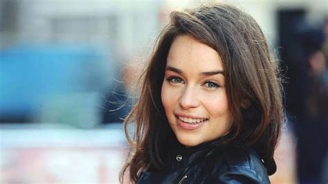 Emilia Clarke’s Bee and Dragon Tattoo And Their Meaning With Pictures ...