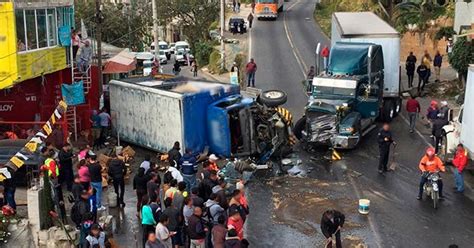 Chocan de frente dos pesados camiones uno cae a centímetros de una