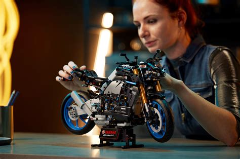 Le LEGO Yamaha MT 10 SP est une merveille mécanique avec une boîte de