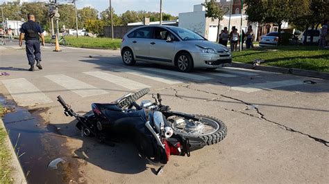 Una motociclista sufrió graves heridas tras colisionar con un automóvil