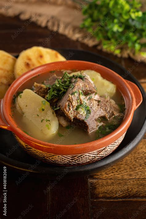 Foto De Caldo De Costilla Con Papa Pastusa Arepa Y Cilantro En Un Plato