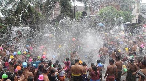 Perang Air Di Festival Air Suwat Gianyar Bali Begini Jejak Sejarah