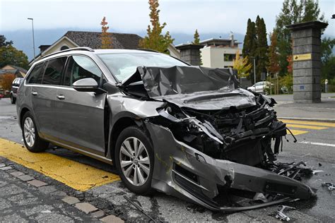 Sch Nis Sg Auffahrkollision Zwischen Zwei Fahrzeugen Drei Personen