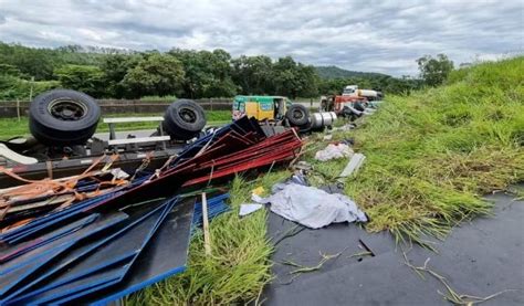 Mulher E Crian A Morrem Ap S Caminh O Tombar Na Br Em Oliveira