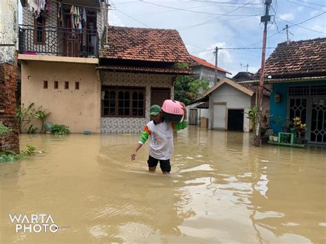 Banjir Semakin Meninggi Ratusan Warga Doropayung Juwana Pilih