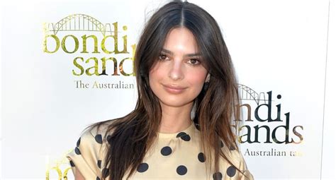 Emily Ratajkowski comparte sensuales fotos junto a su engreído y causa