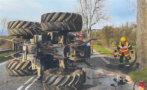 Jura La Barre un tracteur se retourne sur la chaussée