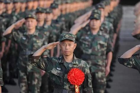 中国一代兵王退役！享受正师级待遇，1500多次实操没犯一点错误 军士长 王忠心 兵王 新浪新闻