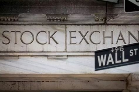 Wall St Jatuh Setelah Powell Isyaratkan Suku Bunga Naik Lebih Lanjut